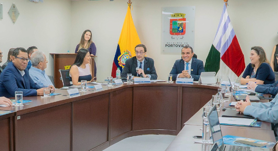 De izqda. a dcha. los alcaldes de Pedernales, Jama y Muisne; el responsable de programas de la AECID en Ecuador; el alcalde de Portoviejo y la representante del Banco de Desarrollo de Ecuador, durante la reunión mantenida para extraer conocimientos y lecciones aprendidas del programa ECU-051-B. (Foto: Alcaldía de Portoviejo).
