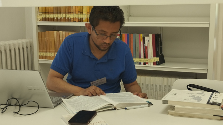 En la sala de lectura de la Biblioteca AECID