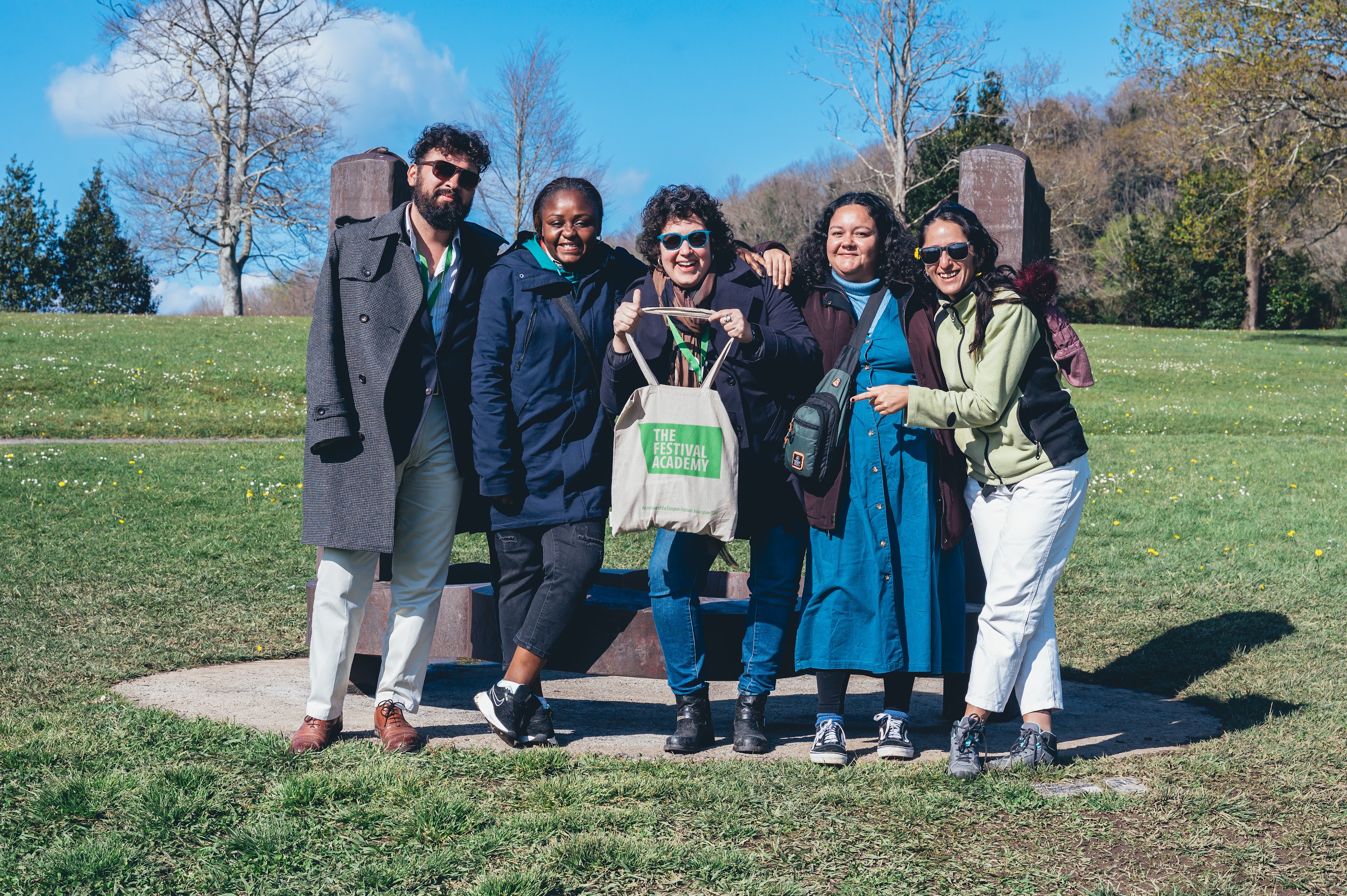 Participantes del Atelier for Young Festival Managers con apoyo de la Red de Centros Culturales de la AECID. Foto tomada en el Museo Chillida-Leku