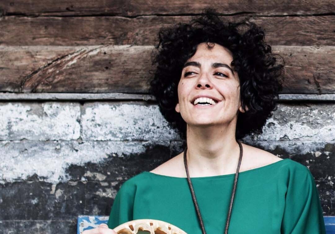 Podcast Por roja tierra tibia