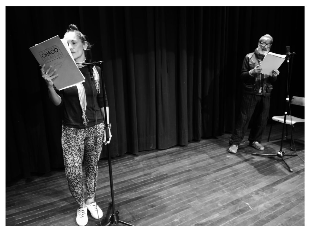 Los actores Ana Ivanova y Silvio Rodas ponen voz a un cuento de Josefina Pl